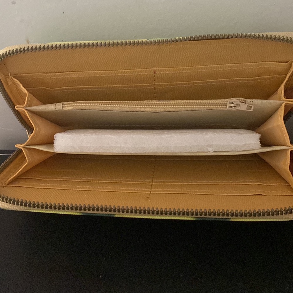 NWOT. Wallet avocado print - Picture 3 of 4